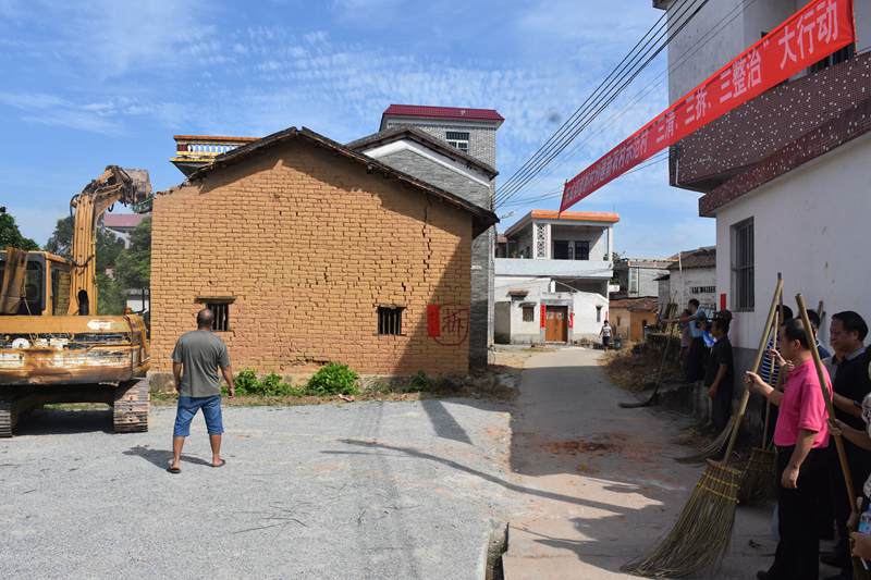 东成镇都斛村开展省定贫困村创建新农村示范村