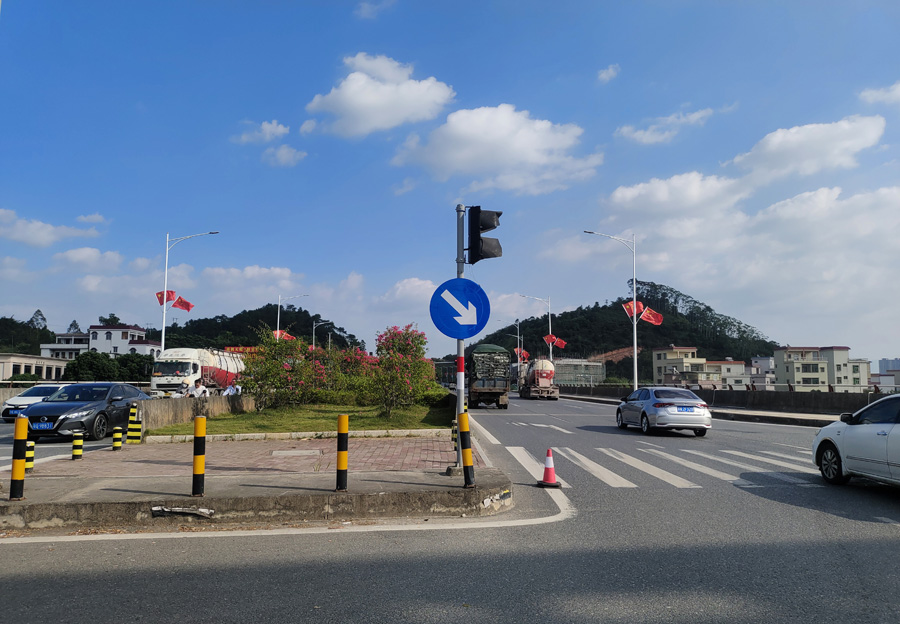 图6：省道S276线都吉桥路段更换标志标牌贴纸后.jpg