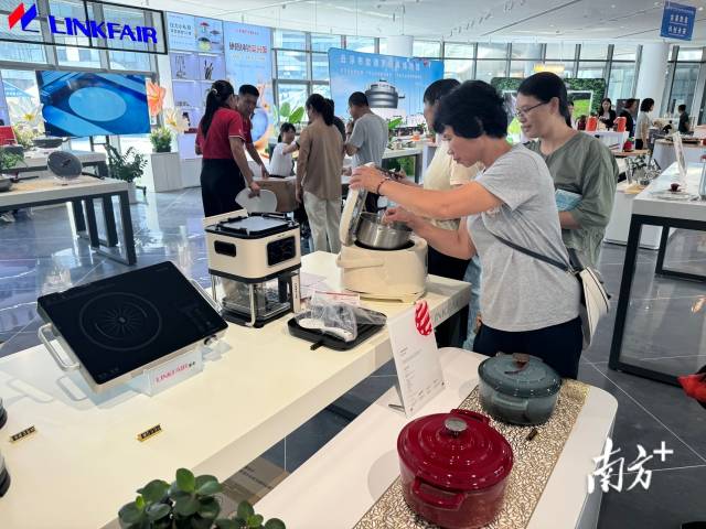 “新兴煲”广受消费者追捧。谭笑 摄
