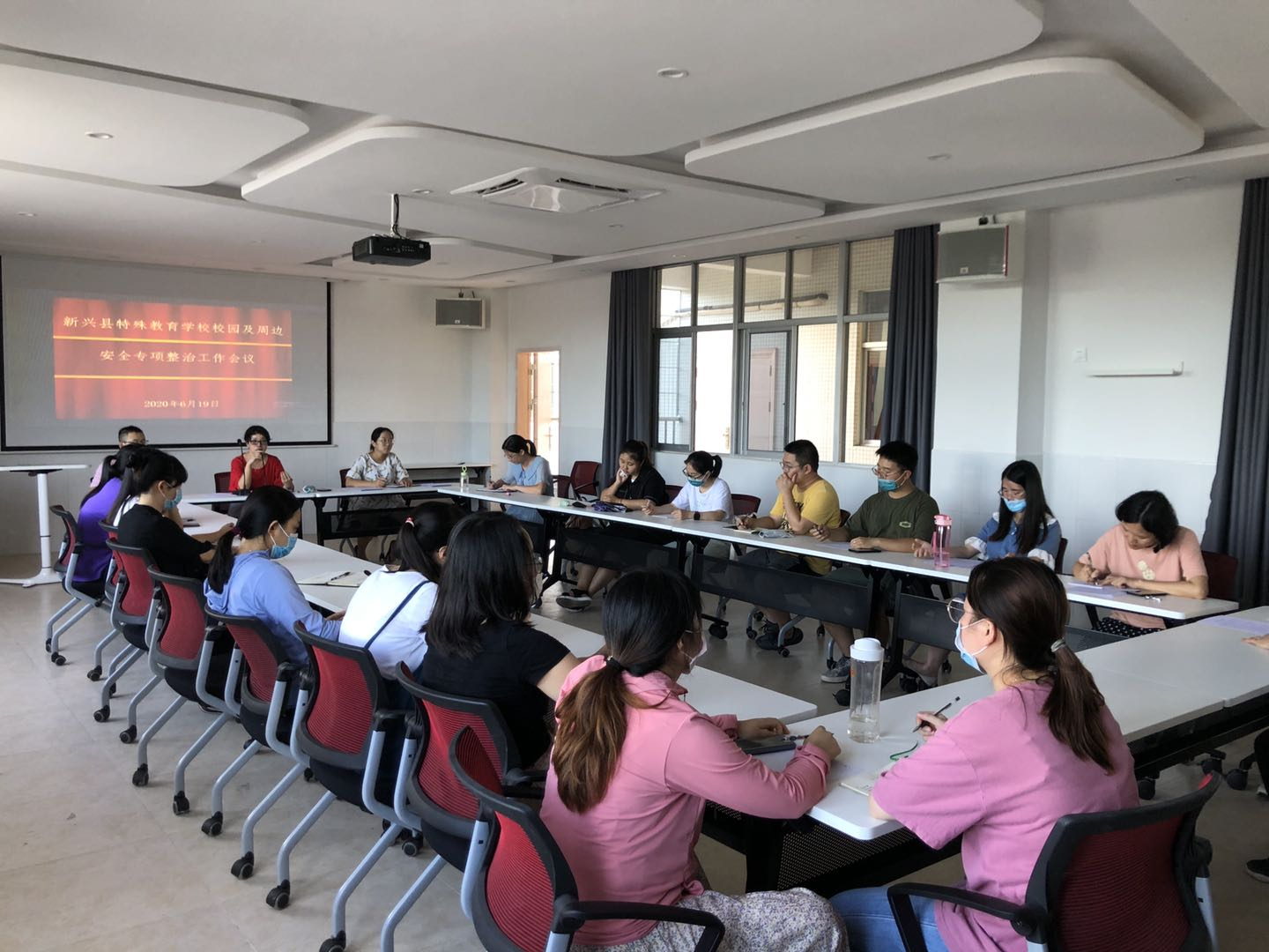 新兴县特殊教育学校召开校园及周边安全专项整治工作会议，全体教职工参加会议。_副本.jpg