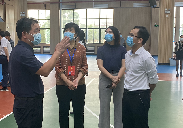 座谈会上,梁福慧汇报了新兴关于《中华人民共和国科学