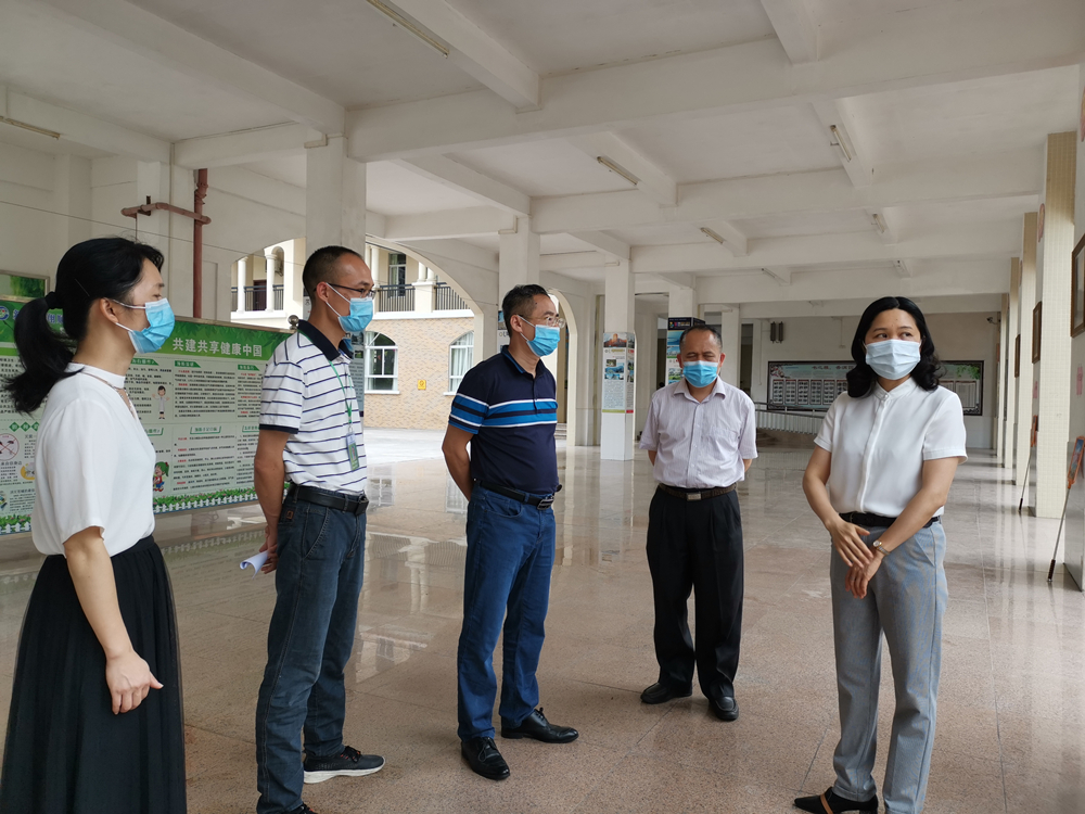 副县长梁志莲调研指导第三批学生返校复课工作