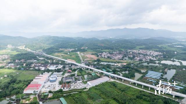 全速推进建设中的广湛高铁新兴南站。谢冠瑜 摄