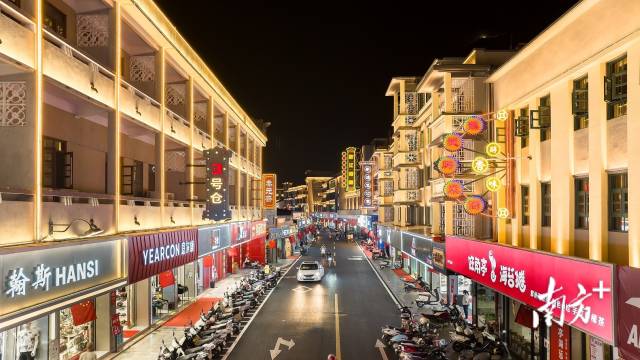 旧城换新貌，新兴庙街成为市民夜间游玩的好去处。谢冠瑜 摄 