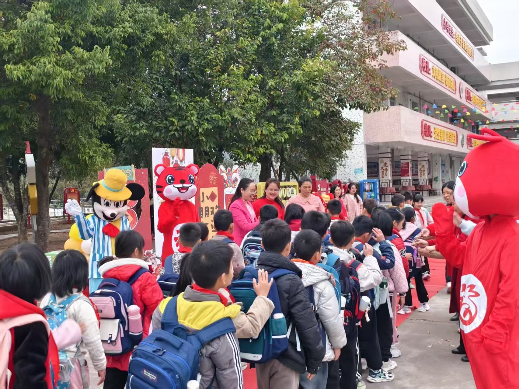 收心归位蓄满电 斗志昂扬启新程——新兴县8万余名学子2025年春季学期顺利开学.wps_6