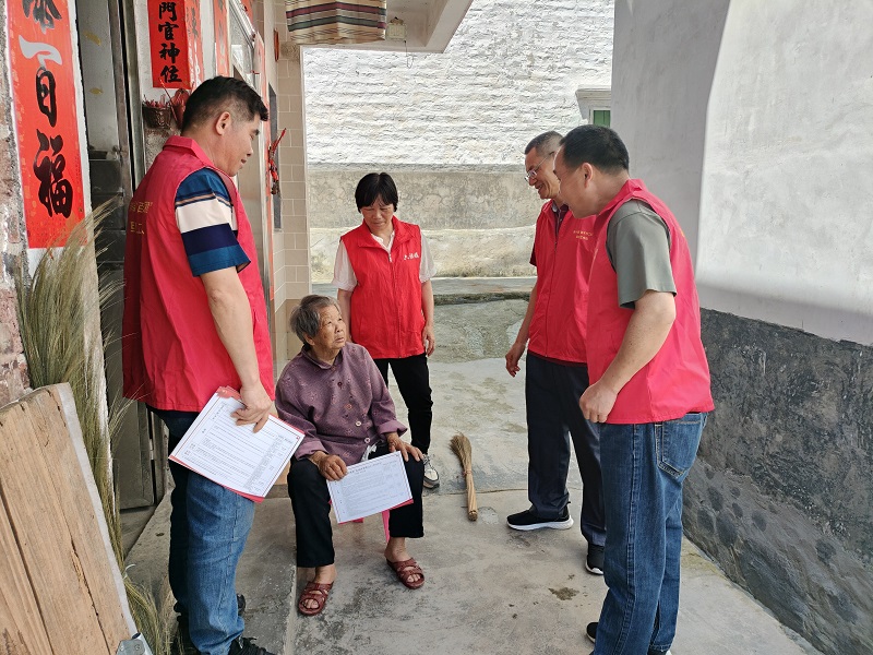 图片17：塘窝水村党支部支委委员入户慰问年老党员.jpg