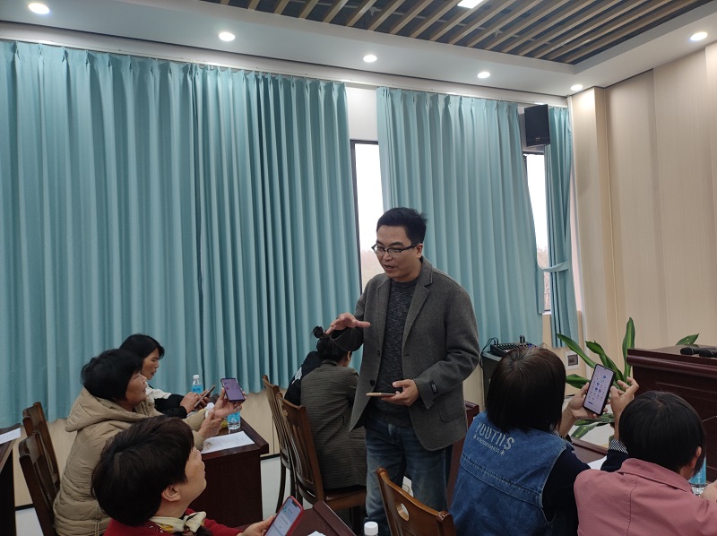 1.何辉华亲自带领学员使用手机端AI软件进行操作.jpg