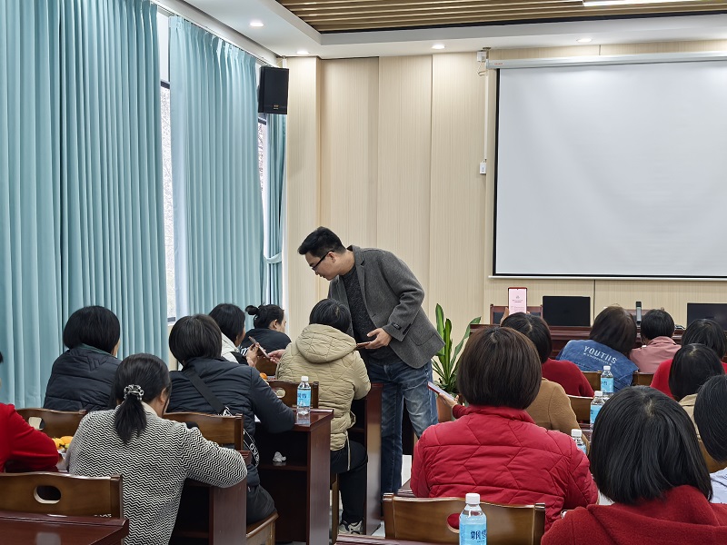 5.现场教导学员使用AI软件.jpg