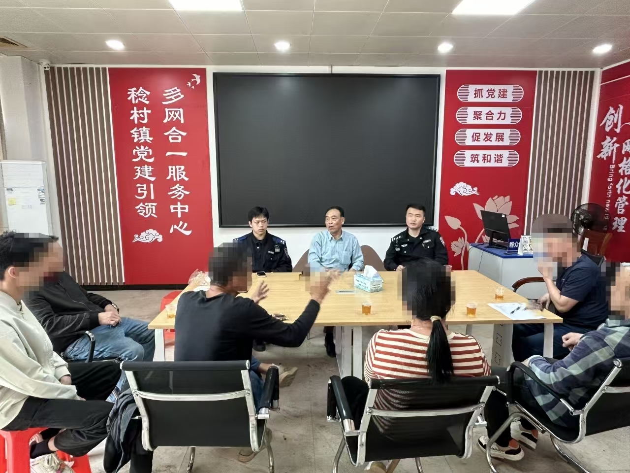 1老支书苏金枝、派出所民警、司法所工作人员与双方当事人进行调解.jpg